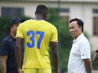 Chủ tịch v&agrave; HLV trưởng xin từ chức, SLNA rơi v&agrave;o khủng hoảng