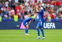 Italia trở th&agrave;nh cựu vương Euro khi thua bạc nhược Thụy Sĩ