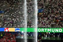 Trận đấu Đức vs Đan Mạch bị ho&atilde;n 30 ph&uacute;t v&igrave; sự cố bất ngờ