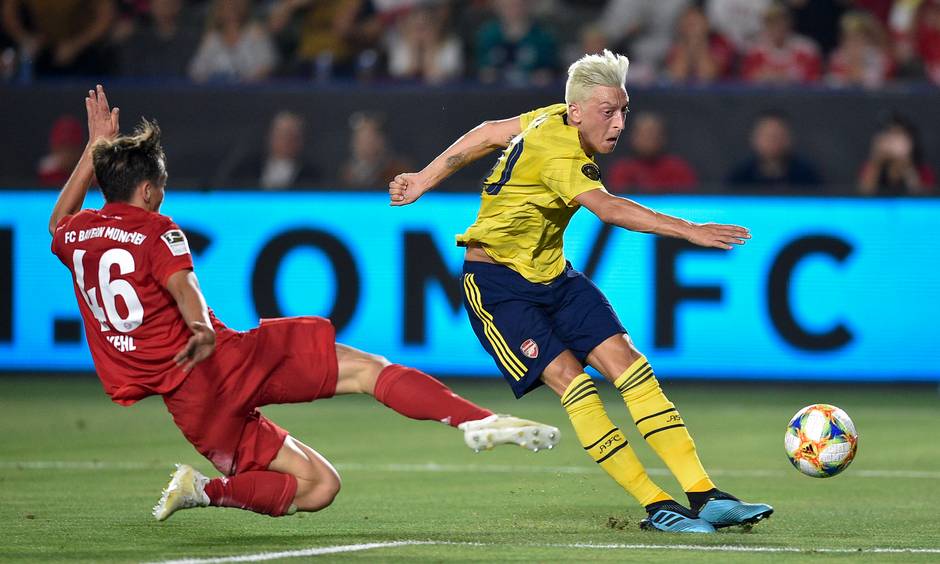 Mesut Ozil v&agrave; Unai Emery đồng loạt l&ecirc;n tiếng về tương lai