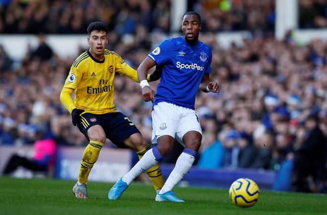 Everton 0-0 Arsenal: Thay người kỳ lạ, Ph&aacute;o thủ may mắn tho&aacute;t thua