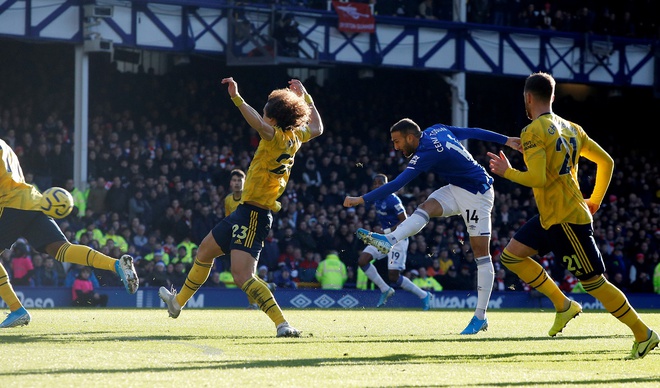 Everton 0-0 Arsenal: Thay người kỳ lạ, Ph&aacute;o thủ may mắn tho&aacute;t thua