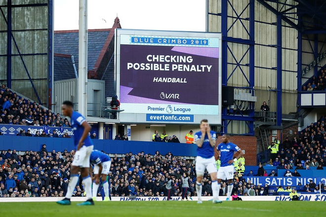 Everton 0-0 Arsenal: Thay người kỳ lạ, Ph&aacute;o thủ may mắn tho&aacute;t thua