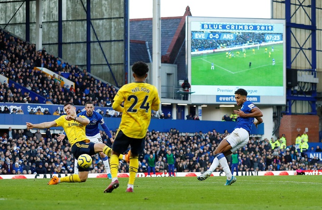 Everton 0-0 Arsenal: Thay người kỳ lạ, Ph&aacute;o thủ may mắn tho&aacute;t thua