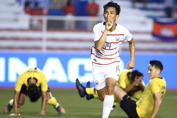 U22 Campuchia 3-1 U22 Malaysia: Hẹn U22 Việt Nam ở b&aacute;n kết