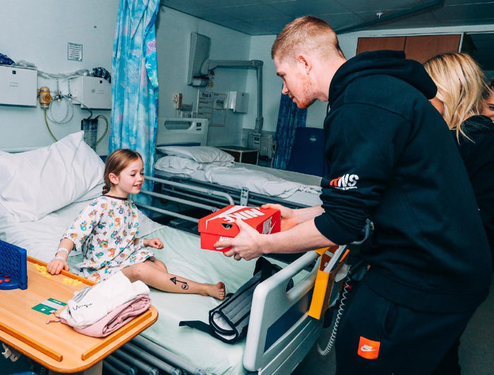 Ch&ugrave;m ảnh sao b&oacute;ng đ&aacute; đ&oacute;n Gi&aacute;ng sinh: Mbappe ho&aacute; th&acirc;n lạ, Messi th&agrave;nh ngựa vằn