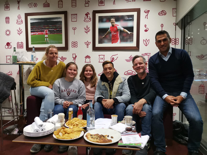 Ch&ugrave;m ảnh sao b&oacute;ng đ&aacute; đ&oacute;n Gi&aacute;ng sinh: Mbappe ho&aacute; th&acirc;n lạ, Messi th&agrave;nh ngựa vằn