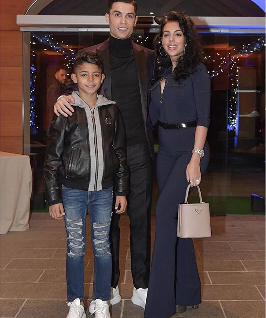 Ch&ugrave;m ảnh sao b&oacute;ng đ&aacute; đ&oacute;n Gi&aacute;ng sinh: Mbappe ho&aacute; th&acirc;n lạ, Messi th&agrave;nh ngựa vằn