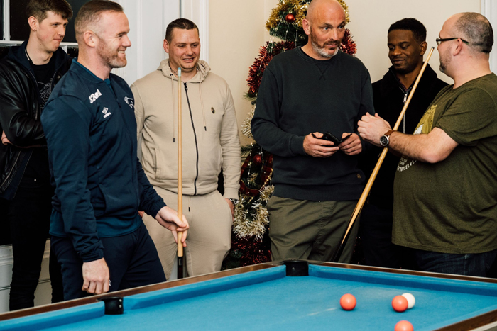 Ch&ugrave;m ảnh sao b&oacute;ng đ&aacute; đ&oacute;n Gi&aacute;ng sinh: Mbappe ho&aacute; th&acirc;n lạ, Messi th&agrave;nh ngựa vằn