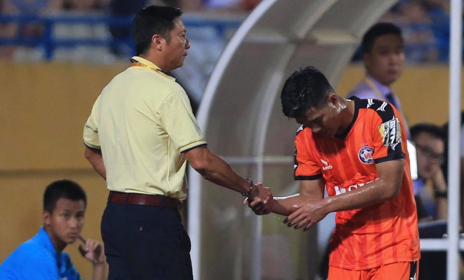 HLV L&ecirc; Huỳnh Đức g&acirc;y sốt khi so s&aacute;nh Đức Chinh với Ronaldo