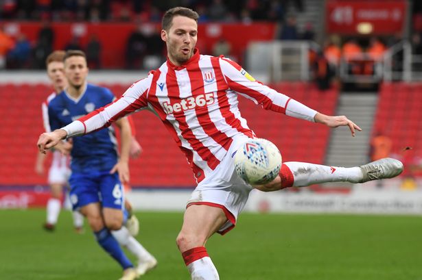 Stoke vs Barnsley, 1h45 ng&agrave;y 22/10: Kh&aacute;ch ch&igrave;m đ&aacute;y