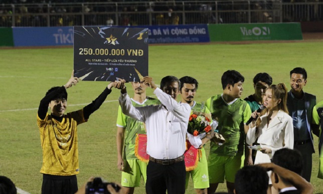 Dũng g&ocirc;n đ&aacute; hộ c&ocirc;ng, đối đầu tiền đạo Jack Hải đường