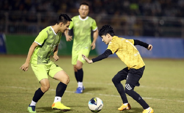 Dũng g&ocirc;n đ&aacute; hộ c&ocirc;ng, đối đầu tiền đạo Jack Hải đường