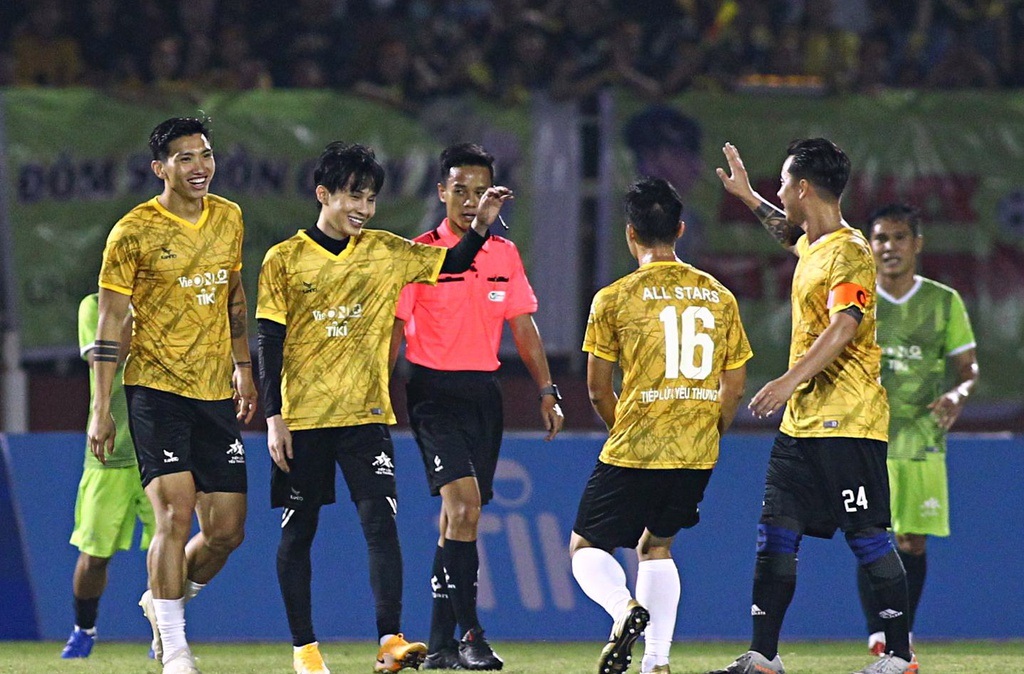 Dũng g&ocirc;n đ&aacute; hộ c&ocirc;ng, đối đầu tiền đạo Jack Hải đường