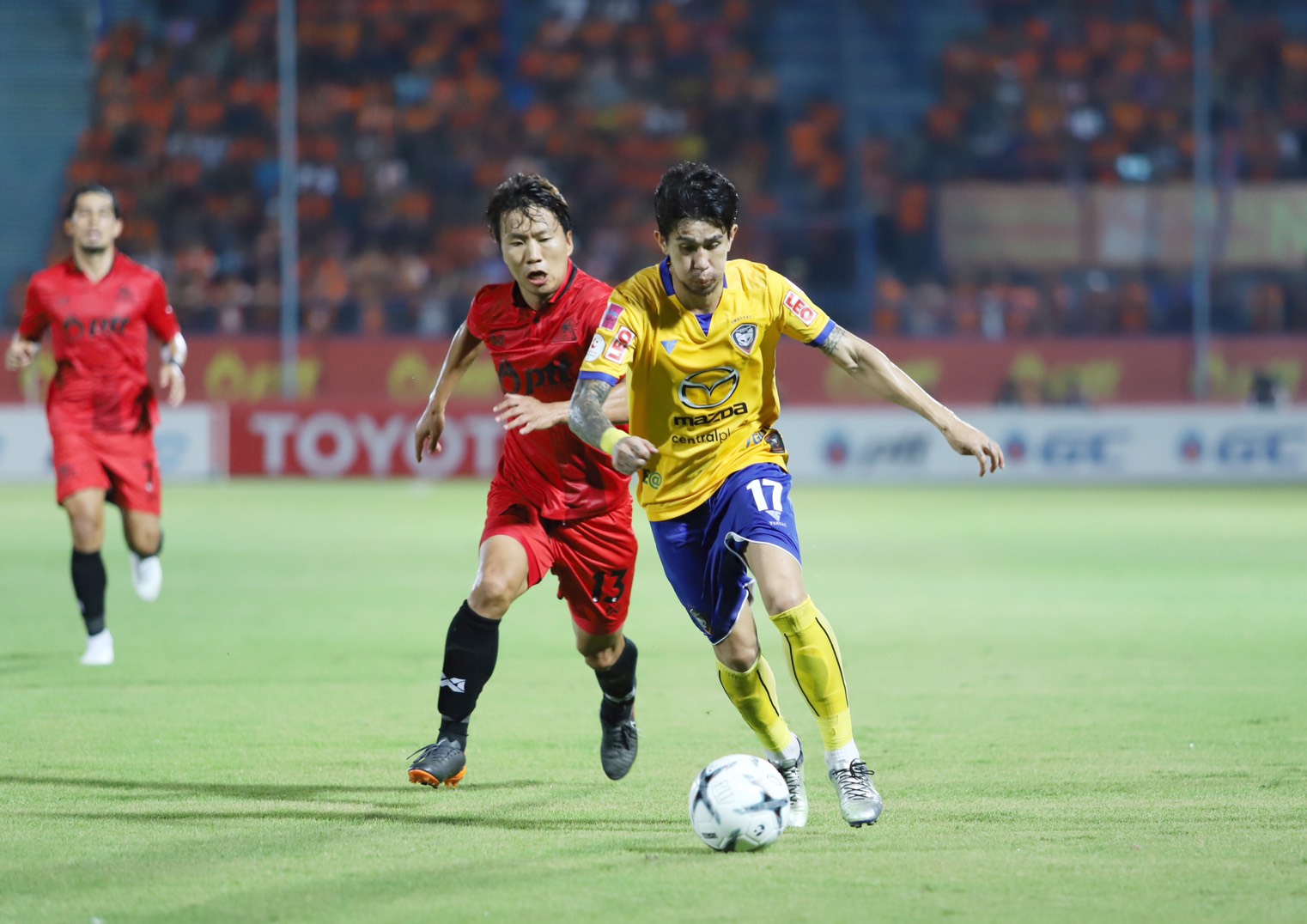 Nakhon Ratchasima vs Rayong, 19h ng&agrave;y 27/12: Kh&ocirc;n nh&agrave; dại chợ
