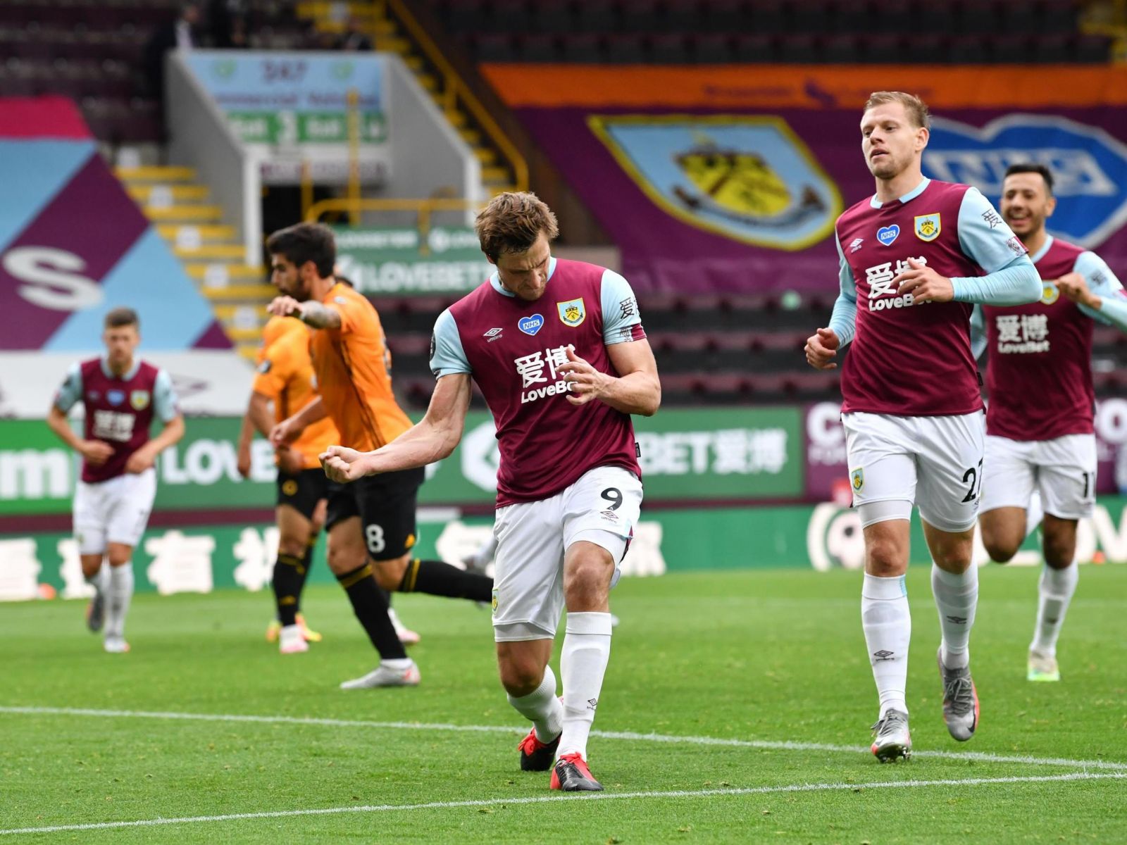 Burnley vs Wolves (00h30 22/12): Tiếp cận nh&oacute;m an to&agrave;n