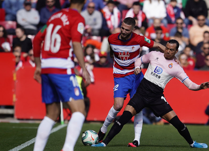 Granada 2-1 Espanyol: Carlos Fern&aacute;ndez đẩy Espanyol ch&igrave;m s&acirc;u v&agrave;o khủng hoảng