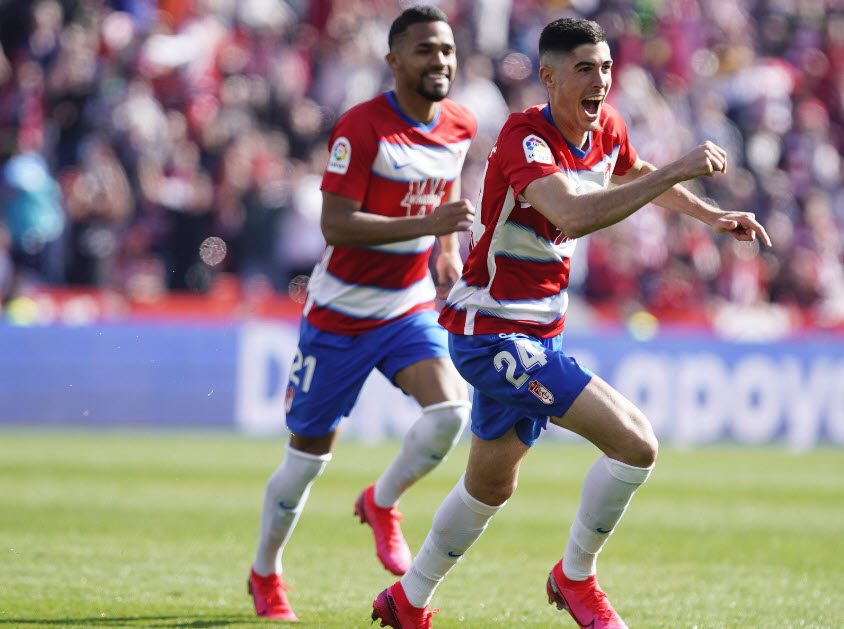 Granada 2-1 Espanyol: Carlos Fern&aacute;ndez đẩy Espanyol ch&igrave;m s&acirc;u v&agrave;o khủng hoảng