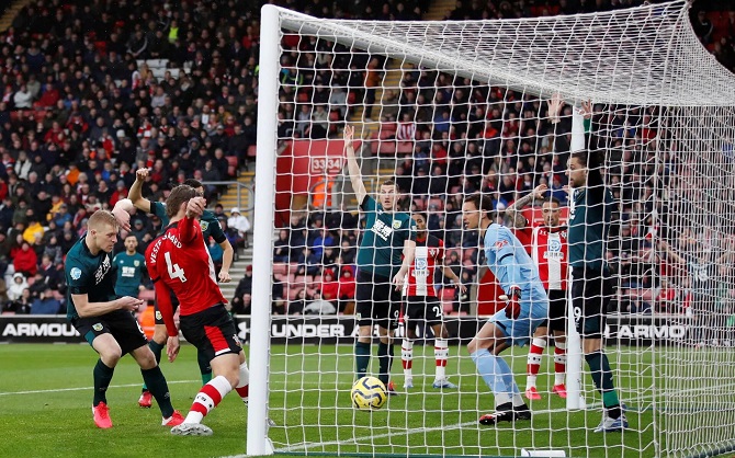 Kết quả Southampton 1-2 Burnley: Chen ch&acirc;n v&agrave;o Top 10