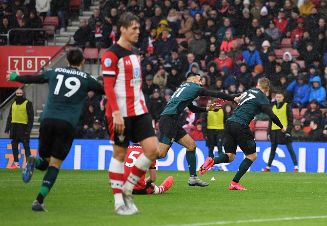 Kết quả Southampton 1-2 Burnley: Chen ch&acirc;n v&agrave;o Top 10
