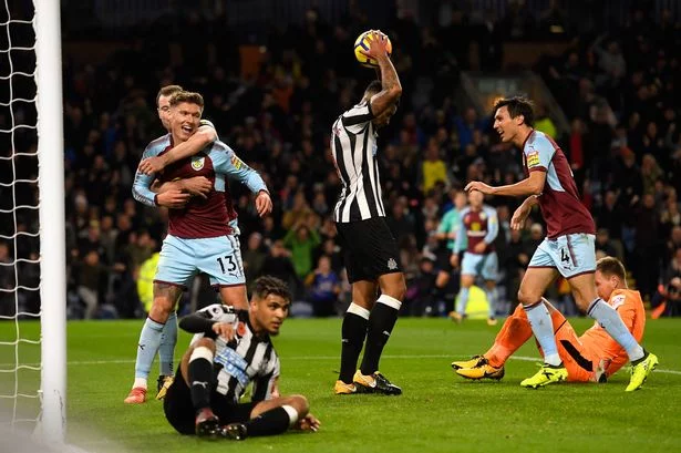 Newcastle vs Burnley (22h 29/2): Ch&iacute;ch ch&ograve;e gặp nạn