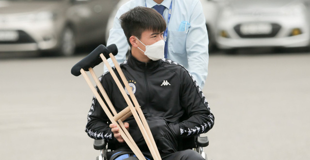 Ch&iacute;nh thức: Duy Mạnh đứt d&acirc;y chằng, chưa hẹn ng&agrave;y trở lại