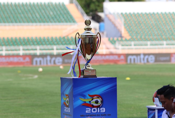 B&ugrave;i Tiến Dũng mắc sai lầm, TP.HCM đ&aacute;nh rơi Si&ecirc;u c&uacute;p v&agrave;o tay H&agrave; Nội