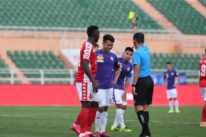 B&ugrave;i Tiến Dũng mắc sai lầm, TP.HCM đ&aacute;nh rơi Si&ecirc;u c&uacute;p v&agrave;o tay H&agrave; Nội