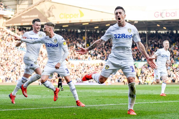 C&aacute;c cầu thủ Leeds United bị &eacute;p tập luyện xuy&ecirc;n m&ugrave;a dịch