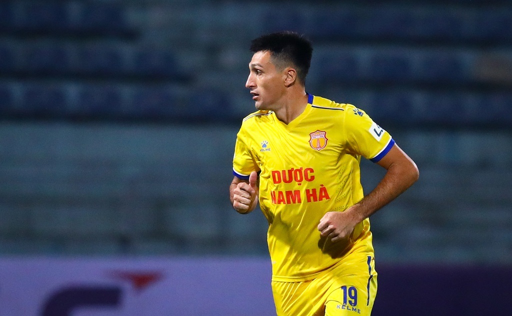 Nam Định 2-1 H&agrave; Tĩnh: Đỗ Merlo gi&uacute;p đội b&oacute;ng th&agrave;nh Nam c&oacute; 3 điểm