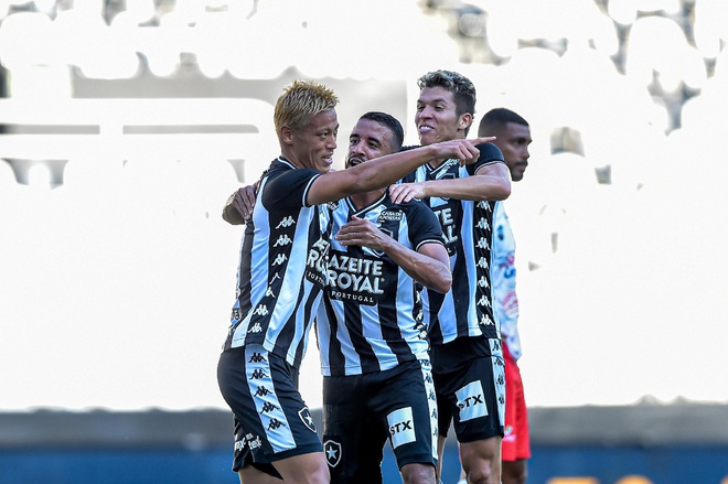 Keisuke Honda lập kỷ lục v&ocirc; tiền kho&aacute;ng hậu