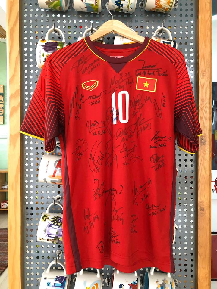 Tin b&oacute;ng đ&aacute; Việt Nam 30/3: &Aacute;o v&ocirc; địch AFF Cup của Văn Quyết b&aacute;n được gi&aacute; cao