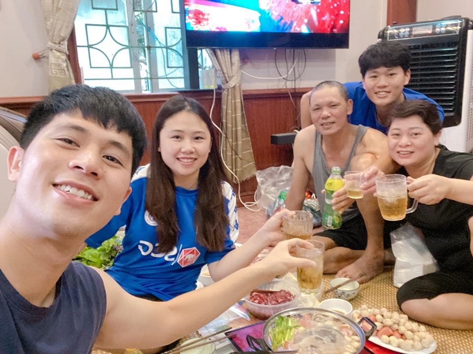 Đ&igrave;nh Trọng đốn tim fan trong sinh nhật b&ecirc;n bạn g&aacute;i l&acirc;u năm