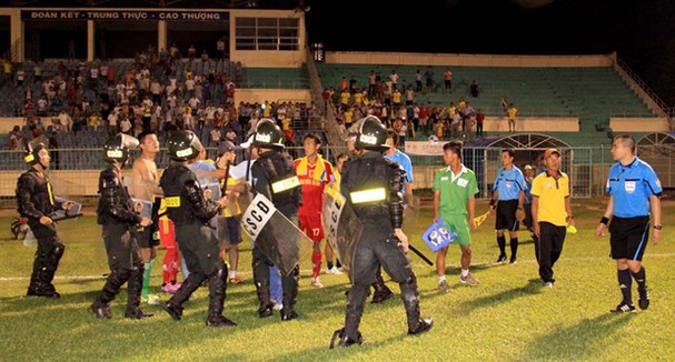 Những vụ đuổi đ&aacute;nh trọng t&agrave;i kinh điển ở V-League