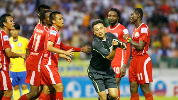 Những vụ đuổi đ&aacute;nh trọng t&agrave;i kinh điển ở V-League