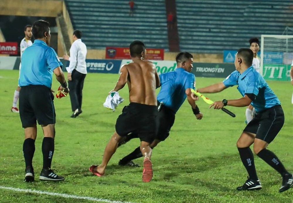 Những vụ đuổi đ&aacute;nh trọng t&agrave;i kinh điển ở V-League