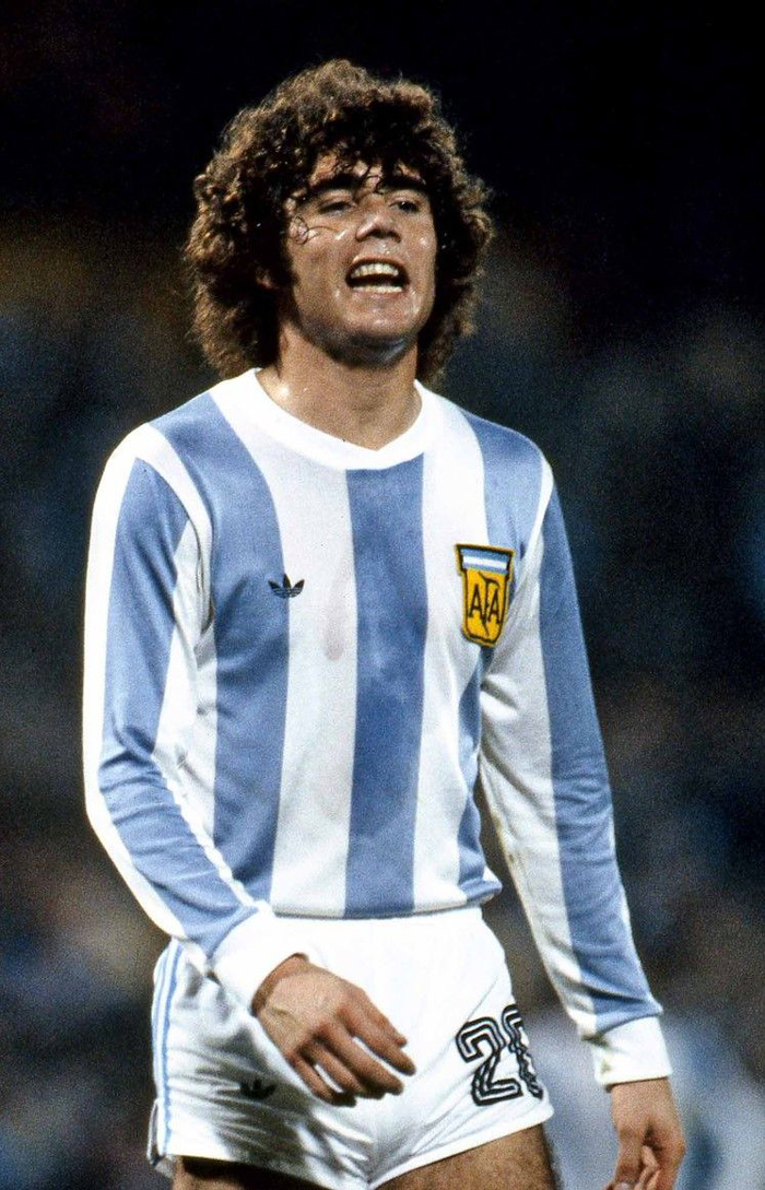 Si&ecirc;u đội h&igrave;nh qua c&aacute;c thời đại của đội tuyển b&oacute;ng đ&aacute; Argentina