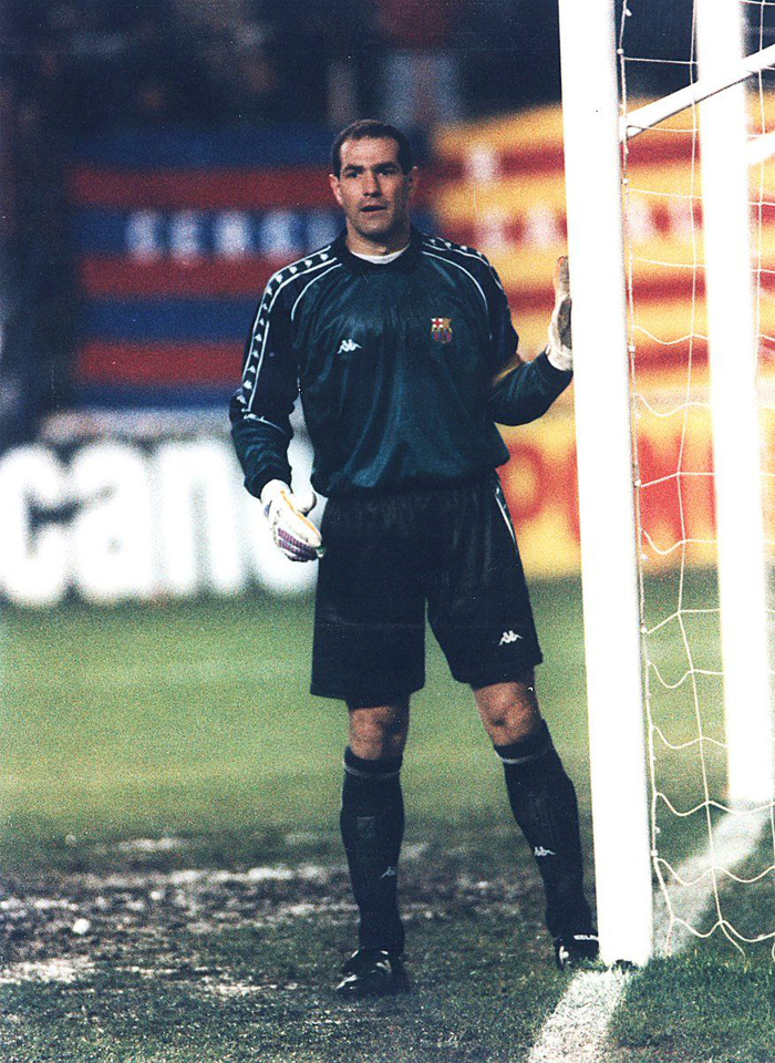 Đội h&igrave;nh 11 cầu thủ xuất sắc nhất lịch sử Barcelona: Johan Cruyff trước, Messi sau