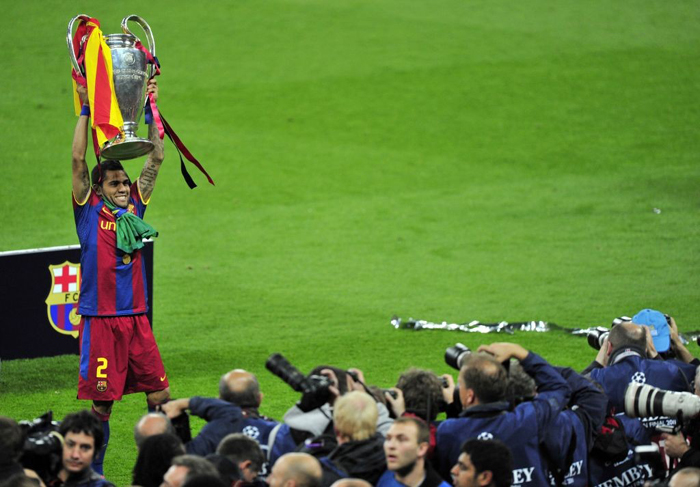 Đội h&igrave;nh 11 cầu thủ xuất sắc nhất lịch sử Barcelona: Johan Cruyff trước, Messi sau