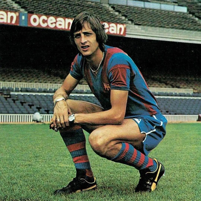 Đội h&igrave;nh 11 cầu thủ xuất sắc nhất lịch sử Barcelona: Johan Cruyff trước, Messi sau