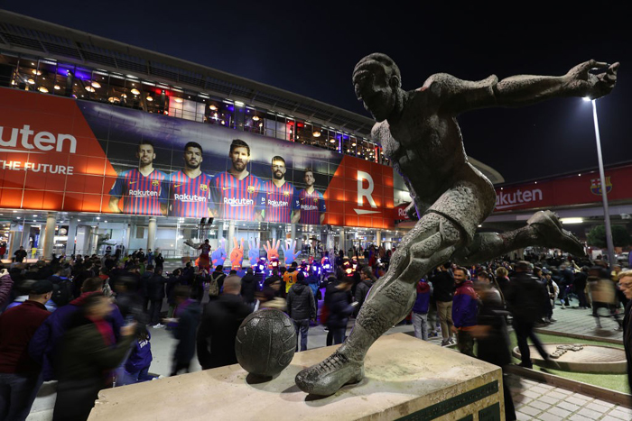 Đội h&igrave;nh 11 cầu thủ xuất sắc nhất lịch sử Barcelona: Johan Cruyff trước, Messi sau