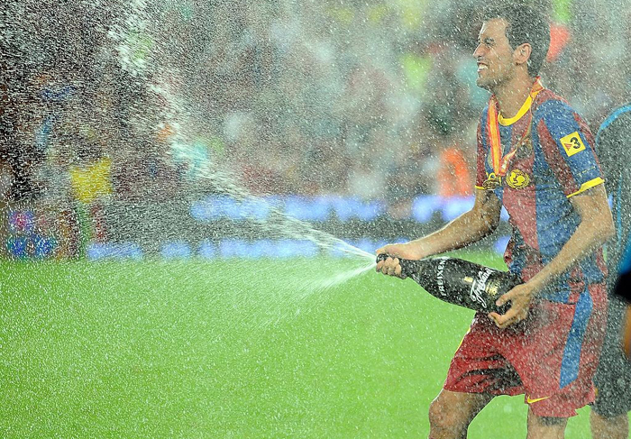 Đội h&igrave;nh 11 cầu thủ xuất sắc nhất lịch sử Barcelona: Johan Cruyff trước, Messi sau