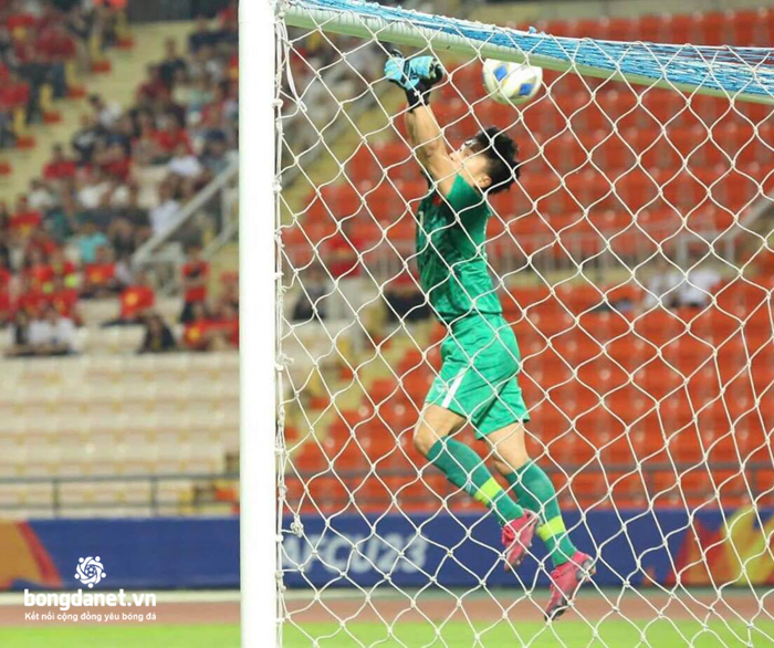 V&igrave; sao thủ m&ocirc;n B&ugrave;i Tiến Dũng thường xuy&ecirc;n mắc sai lầm?