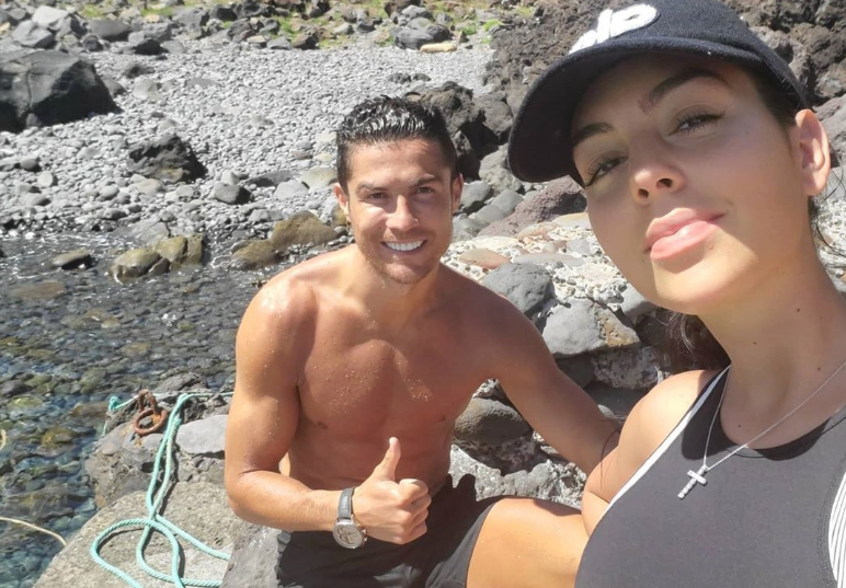 Ronaldo trốn c&aacute;ch ly ở Juventus, c&ugrave;ng bồ v&agrave; con trai đi du lịch