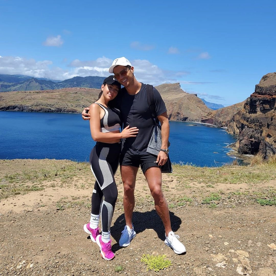 Ronaldo trốn c&aacute;ch ly ở Juventus, c&ugrave;ng bồ v&agrave; con trai đi du lịch