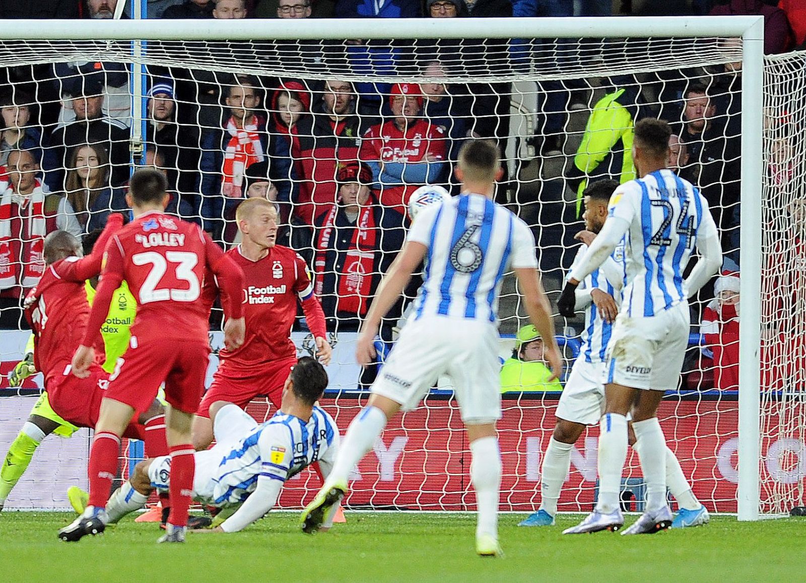 Nottingham Forest vs Huddersfield (20h15 28/6): Tin v&agrave;o kh&aacute;ch