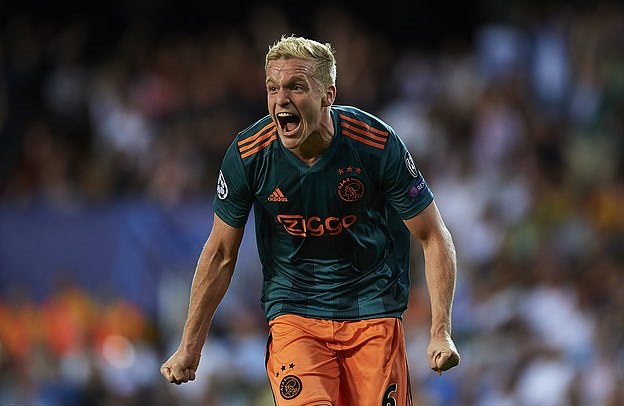 Lật k&egrave;o Real Madrid, Van der Sar mai mối Van de Beek cho MU