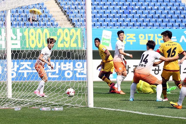 Gwangju FC vs Gangwon FC, 17h00 ng&agrave;y 15/7: Oan gia ng&otilde; hẹp