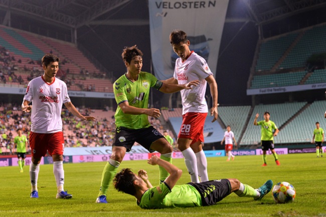 Sangju Sangmu vs Jeonbuk Motors, 17h00 ng&agrave;y 5/7: Kh&oacute; cản nh&agrave; v&ocirc; địch