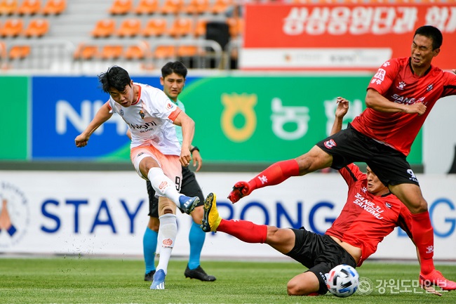 Gangwon vs Sangju Sangmu, 17h00 ng&agrave;y 2/8: Lọt v&agrave;o Top 3
